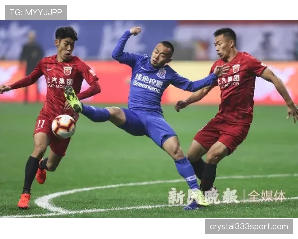 申花中场创造力枯竭问题逐步显现,近期表现混乱对赛季走势形成制约 申花中场创造力枯竭问题逐步显现,近期表现混乱对赛季走势形成制约
